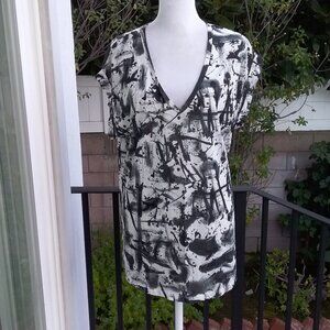 Zara Top Short Sleeve Black and White Print V-Neck Knit Med
